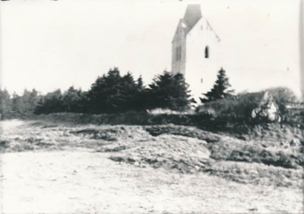 Løbegrav ved Husby kirke.