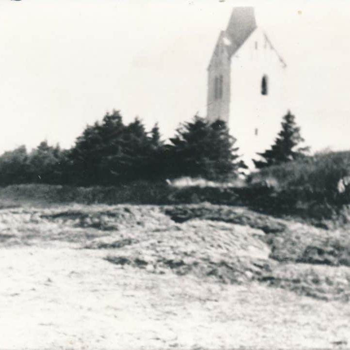 Løbegrav ved Husby kirke.
